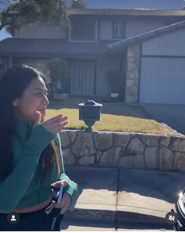 Uli Auliani kini merintis karir dan menjadi model di Amerika. Ia pun memiliki rumah di Las Vegas yang dilengkapi dengan perapian dan kolam renang. Foto: Instagram