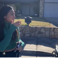 Uli Auliani kini merintis karir dan menjadi model di Amerika. Ia pun memiliki rumah di Las Vegas yang dilengkapi dengan perapian dan kolam renang. Foto: Instagram