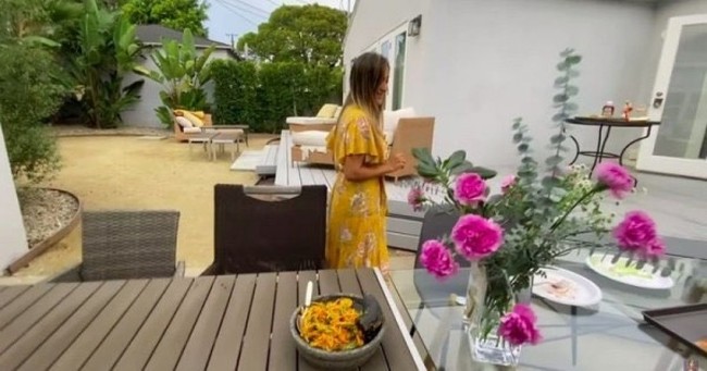 Artis Sarah Azhari menetap di Los Angeles bersama keluarganya. Kediaman Sarah Azhari di negeri Paman Sam ini pun bergaya modern dengan dominan warna putih. Foto: Instagram