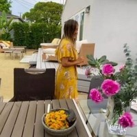 Artis Sarah Azhari menetap di Los Angeles bersama keluarganya. Kediaman Sarah Azhari di negeri Paman Sam ini pun bergaya modern dengan dominan warna putih. Foto: Instagram