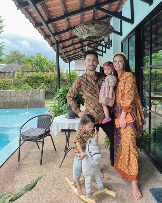 Whulandary Herman kini tinggal di Malaysia bersama suaminya. Ini potret rumah sang aktris dengan desain interior elegan bernuansa modern minimalis. Foto: Instagram