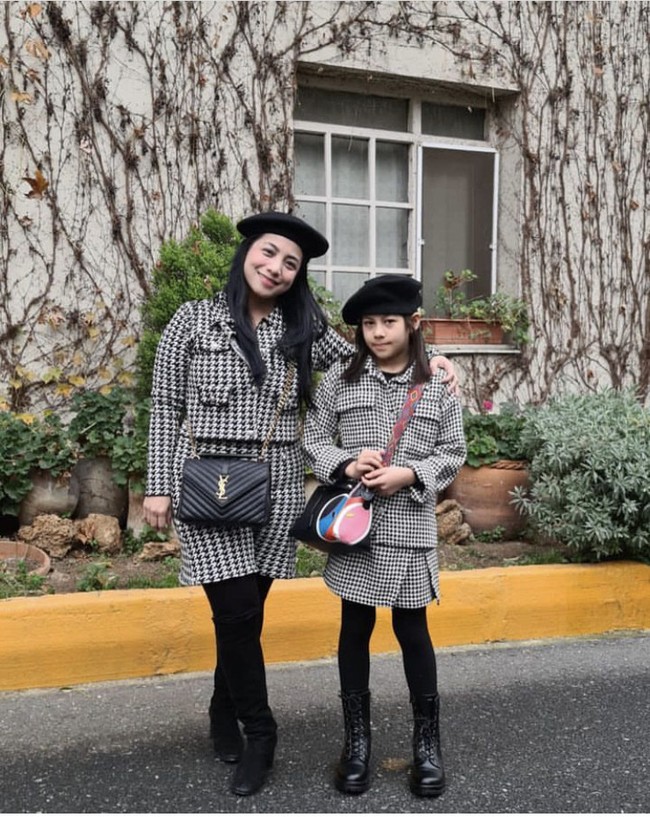 Penyanyi dangdut Siti KDI tinggal di Turki bersama sang suami, Cem Junet Perk. Tempat tinggalnya pun dikelilingi tumbuhan hijau dan terlihat asri. Foto: Instagram