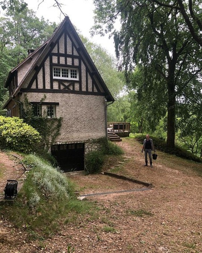 Anggun Cipta Sasmi kini tinggal di Normandia, Perancis bersama suami, Christian Kretschmar dan putrinya. Ia tinggal di rumah yang dikelilingi hutan pribadi, dengan eksterior yang didominasi kayu dan desain berwarna coklat. Foto: Instagram