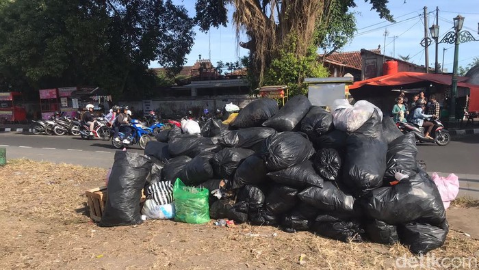 Tumpukan sampah di Alun-alun Selatan Jogja, Jumat (28/7/2023).