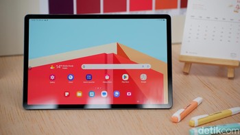 Galaxy Tab S9 menawarkan panel Dynamic AMOLED 2X 11 inch Full HD+ dengan baterai 8.400 mAj. Foto: Adi Fida Rahman/detikINET