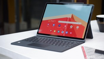 Sedangkan Galaxy Tab S9 Plus memiliki bentangan 12,4 inch. Baterai 10.090 mAh. Foto: Adi Fida Rahman/detikINET