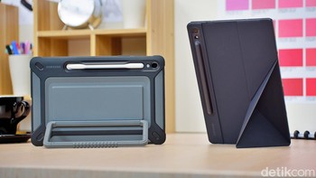 Samsung menyediakan aksesori berupa outdoor cover dan dan smart book cover.   Foto: Adi Fida Rahman/detikINET