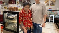 Sang pemilik, Irawan Halim meneruskan toko kue Okky Bakery ini untuk membantu sang ibu, Okky Halim yang sekarang sudah berusia 80 tahun. Ibunya masih semangat membuat kue. Foto: detikFood