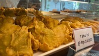 Dari 100 jenis kue dan roti yang dijual, bisa dibilang Okky Bakery terkenal dengan jajanan pasarnya yang menonjol. Ukuran jajanan pasar di sini cukup besar. Foto: detikFood