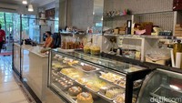 Meski bakery modern kini jumlahnya sudah tidak terhitung, tapi bakery legendaris yang sudah ada dari puluhan tahun lalu pun tetap ada. Salah satunya toko kue Okky Bakery yang berlokasi di wilayah Setiabudi, Jakarta Selatan. Foto: detikFood