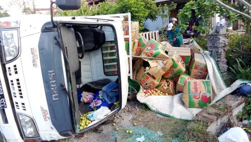 Sebuah truk bermuatan buah apel dari Malang terguling di Jalan Denpasar-Gilimanuk, tepatnya di Desa Banyubiru, Kecamatan Negara, Jembrana, Bali, Jumat (28/7/2023).