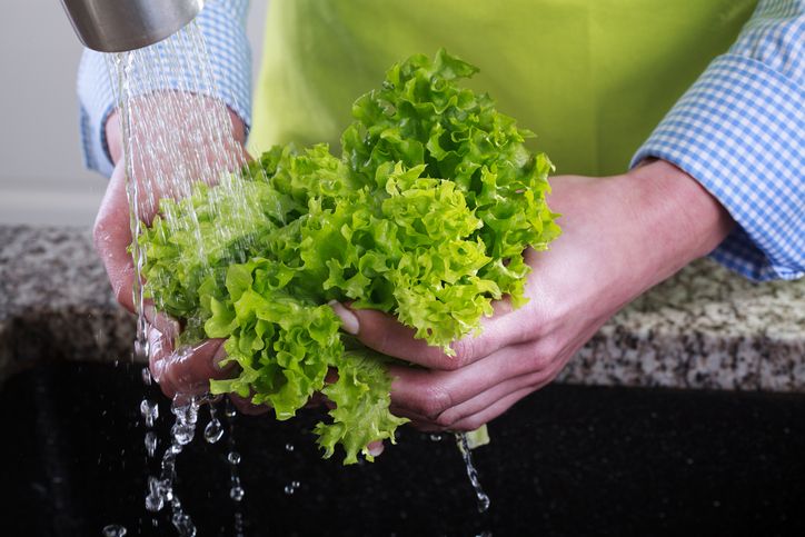 Penjelasan soal mencuci selada sebelum dimakan
