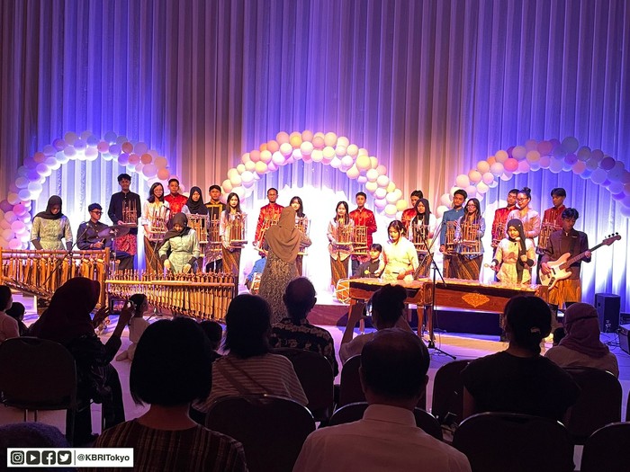 Siswa Sekolah Republik Indonesia Tokyo (SRIT) unjuk penampilan kesenian angklung dalam acara Min On Kid's Festa 2023 di Min On Culture Center, Tokyo, Kamis (27/7/2023) Siswa Sekolah Republik Indonesia Tokyo (SRIT) unjuk penampilan kesenian angklung dalam acara Min On Kid's Festa 2023 di Min On Culture Center, Tokyo, Kamis (27/7/2023)