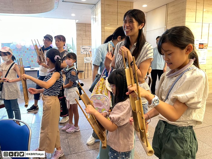 Siswa Sekolah Republik Indonesia Tokyo (SRIT) unjuk penampilan kesenian angklung dalam acara Min On Kid's Festa 2023 di Min On Culture Center, Tokyo, Kamis (27/7/2023). Selain penampilan pertunjukan angklung, para siswa SRIT juga menggelar workshop angklung kepada warga Jepang yang antusias ketika mencoba memainkan alat musik bambu tersebut. Siswa Sekolah Republik Indonesia Tokyo (SRIT) unjuk penampilan kesenian angklung dalam acara Min On Kid's Festa 2023 di Min On Culture Center, Tokyo, Kamis (27/7/2023). Selain penampilan pertunjukan angklung, para siswa SRIT juga menggelar workshop angklung kepada warga Jepang yang antusias ketika mencoba memainkan alat musik bambu tersebut.