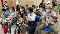 Selain penampilan pertunjukan angklung, para siswa SRIT juga menggelar workshop angklung kepada warga Jepang yang ikut antusias ketika mencoba memainkan alat musik bambu tersebut. Foto: KBRI Tokyo