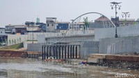 Jokowi melanjutkan penanganan banjir di Jakarta harus dilakukan dari hulu sampai hilir, tidak bisa dilakukan hanya di hilir saja. Oleh sebab itu tahun yang lalu pemerintah juga baru selesai membangun dua bendungan di Bogor sebagai penangkal banjir di Jakarta pada bagian hulu. Agung Pambudhy/detikcom