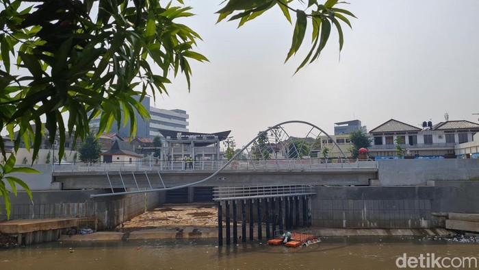 Sodetan Ciliwung Hampir Rampung, Begini Penampakannya Suasana pintu air sodetan ciliwung di Bidara Cina, Jakarta Timur, Jumat (28/7/2023). Kementerian Pekerjaan Umum dan Perumahan Rakyat (PUPR) melalui Balai Besar Wilayah Sungai Ciliwung Cisadane (BBWSCC) terus mengebut proyek sodetan Kali Ciliwung.