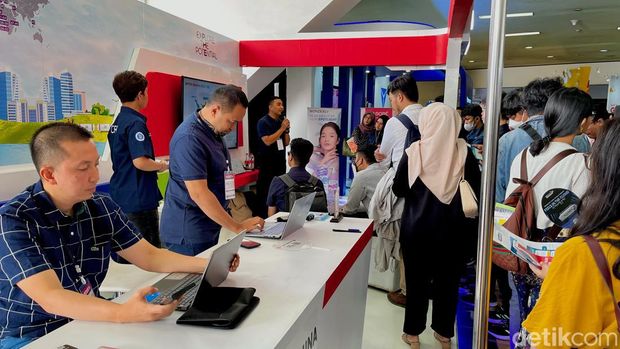 Suasana di Bursa Kerja ITB.