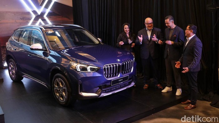 Tampang BMW X1 βMade in Sunterβ, Harga Mulai Rp 800 Jutaan Bayu Riyanto, Vice President Sales and Network Development BMW Group Indonesia, Ramesh Divyanathan, President Director BMW Group Indonesia, Manuel Sattig, Head of Government Affairs & Communications BMW Group Region Asia-Pacific, Middle East, Eastern Europe, and Africa, Jodie O'tania, Director of Communications BMW Group Indonesia berpose dalam konferensi pers di Jakarta Selatan, Jumat (28/7/2023).