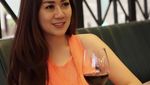 Pose Seksi Tante Ernie Saat Minum Wine dan Jus Buah