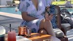 Pose Seksi Tante Ernie Saat Minum Wine dan Jus Buah