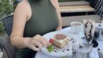 Pose Seksi Tante Ernie Saat Minum Wine dan Jus Buah