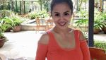 Pose Seksi Tante Ernie Saat Minum Wine dan Jus Buah