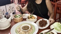 Nah, kalau yang satu ini adalah keseruan Tante Ernie saat mampir ke restoran Chinese. Ia pun menikmati berbagai menu, mulai dari sup hingga olahan ayam. Foto: Instagram @himynameisernie