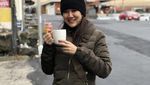 Pose Seksi Tante Ernie Saat Minum Wine dan Jus Buah