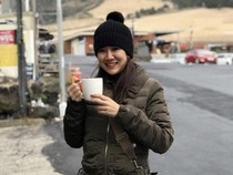 Pose Seksi Tante Ernie Saat Minum Wine dan Jus Buah