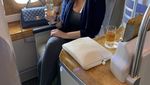 Pose Seksi Tante Ernie Saat Minum Wine dan Jus Buah