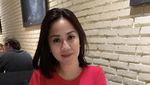 Pose Seksi Tante Ernie Saat Minum Wine dan Jus Buah