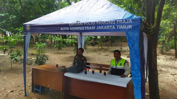 Tenda jaga 24 jam Satpol PP Jaktim di Hutan Kota Cawang, Jumat (28/7/2023).