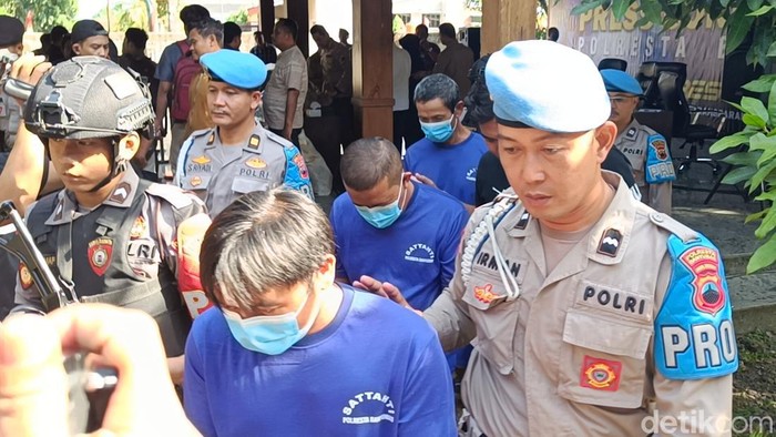 Tersangka penambangan emas ilegal di Pancurendang, Ajibarang, Banyumas, Jumat (28/7/2023).