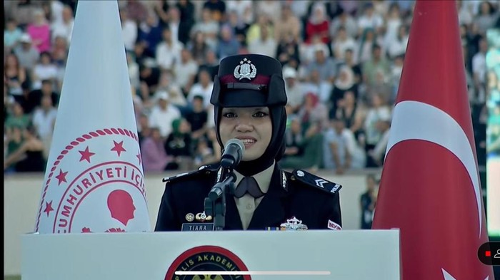 Polwan ini jadi lulusan terbaik Akademi Kepolisian Turki