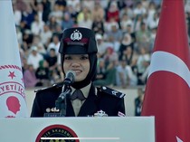 Polwan Ini Jadi Lulusan Terbaik Akademi Polisi Turki, Dilantik di Depan Erdogan