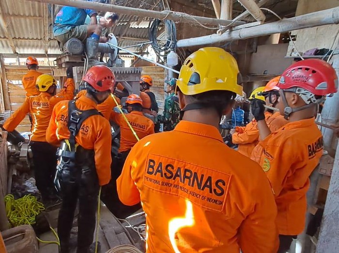 Tim SAR gabungan berupaya mengevakuasi 8 penambang emas yang terjebak air tanah di lokasi galian di Desa Pancurendang, Kecamatan Ajibarang, Banyumas, Jumat (28/7/2023).