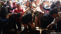Warga berebut tempat untuk menimba air di sumur keramat yang ada di samping Masjid Pusaka Baiturrahmah. (Foto: Sudedi Rasmadi/detikJabar)