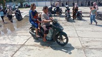Sebagian warga pun sengaja membawa galon untuk mengambil air dari sumur keramat. Hal itu agar bisa diminum di rumah bersama keluarga. (Foto: Sudedi Rasmadi/detikJabar)