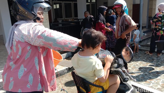 Tradisi mandi di sumur keramat Tradisi Mandi di sumur Masjid Pusaka Baiturrahmah Desa Dermayu, Kecamatan Sindang, Kabupaten Indramayu, Jumat (28/7/2023)