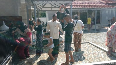 Tradisi Mandi di Sumur Masjid Pusaka Baiturrahmah Indramayu