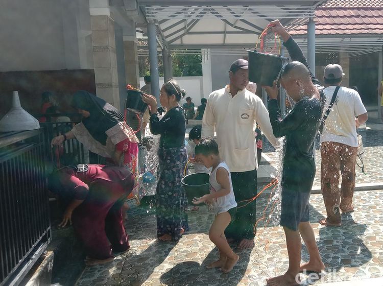 Tradisi Mandi di Sumur Masjid Pusaka Baiturrahmah Indramayu