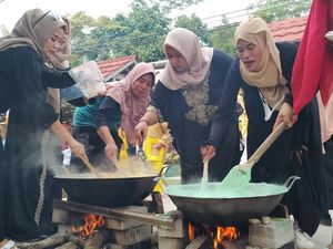 Tradisi Unik di Pandeglang, Guru-Wali Murid Kompak Masak Bubur Asyura