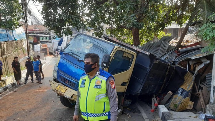 Truk Terperosok di Jalan Bangka 8 Mampang