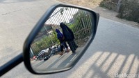 Pejalan kali harus berjalan di badan jalan karanena terhalang tumpukan sampah. (Foto: Wisma Putra/detikJabar)