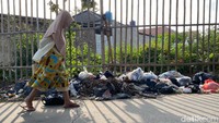 Selain meluber ke badan jalan, sampah ini juga menimbulkan bau tak sedap. (Foto: Wisma Putra/detikJabar)