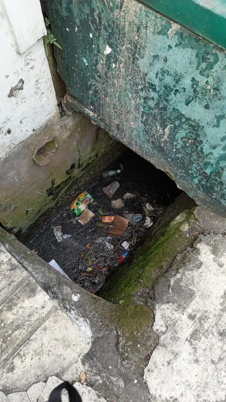 Usai ditutup dengan penutup berbahan beton, got di Pancoran Jaksel yang semula tercemar kotoran sapi ini menjadi bersampah dan bau. (Dok warga setempat bernama Hasan Alhabsy)