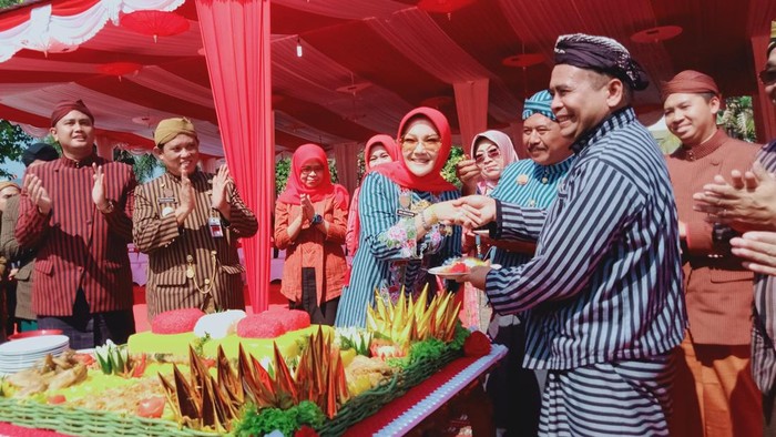 Wamendes menerima potongan tumpeng saat upacara hari jadi Kabupaten Klaten.
