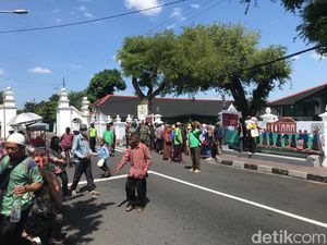 Puluhan Warga Berebut Air Sisa Jamasan Kereta Kencana Keraton Jogja