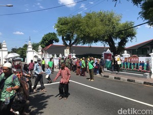Puluhan Warga Berebut Air Sisa Jamasan Kereta Kencana Keraton Jogja